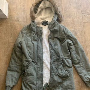 Very comfy & warm jacket perfect for cold weather